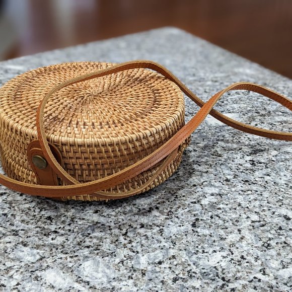 Small Woven Rattan Circle basket bag, Black and White Floral interior, pockets - Picture 2 of 13